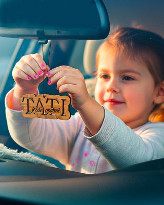🎁 Tohle není jen dárek. 🚗 Je to vonící připomínka, proč jezdit opatrně. 🍀 Rodina — to nejcennější, co na každého tátu čeká...
